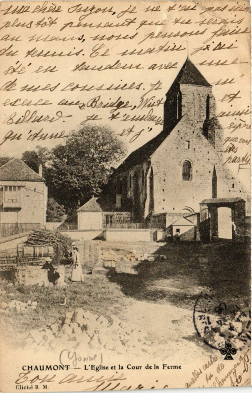 Carte postale ancienne Chaumont - L'Eglise et la Cour de la Ferme à Chaumont