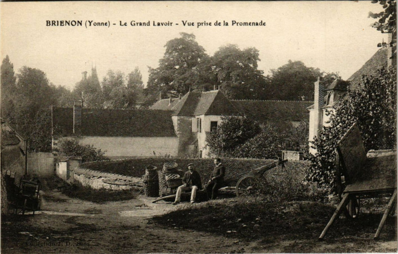 Carte postale ancienne Brienon - Le Grand Lavoir - Vue prise de la Promenade