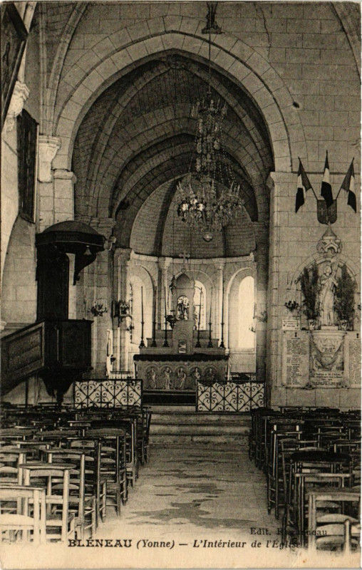 Carte postale ancienne Bleneau - L'Int. de l'Eglise à Bléneau