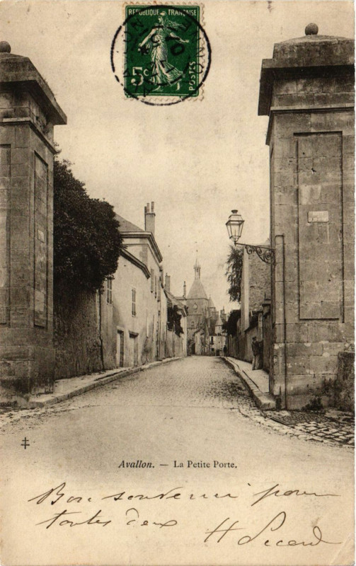 Carte postale ancienne Avallon - La Petite Porte à Avallon