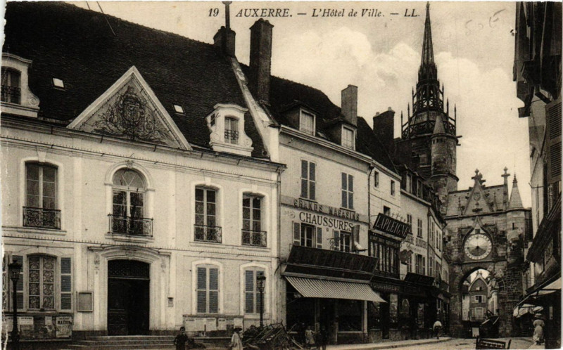 Carte postale ancienne Auxerre - L'Hotel de Ville à Auxerre