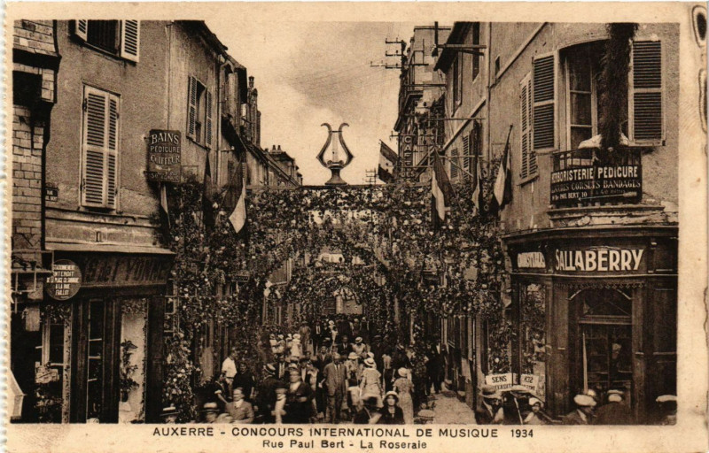 Carte postale ancienne Auxerre - Concours International de Musique 1934 - Rue Paul Bert à Auxerre