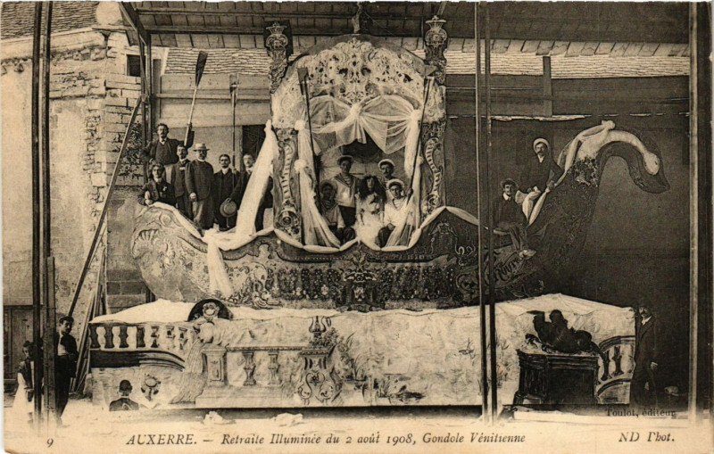 Carte postale ancienne Auxerre - Retraite Illuminée su 2 aout 1908 Gondole Venituenne à Auxerre