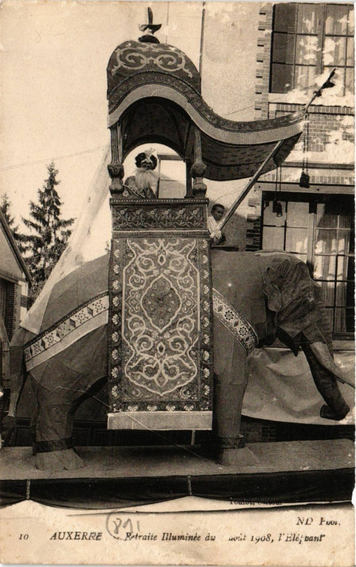 Carte postale ancienne Auxerre - Retraite Illuminée du 2 aout 1908 l'Elephant à Auxerre