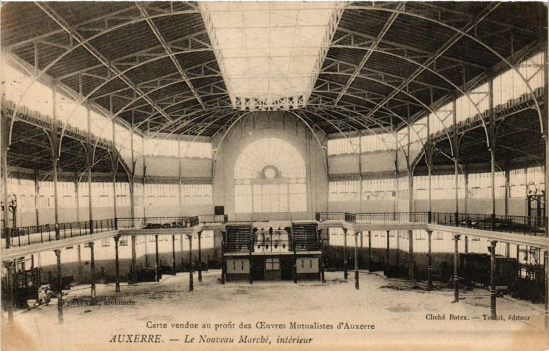Carte postale ancienne Auxerre - Le Nouveau Marché Int. à Auxerre