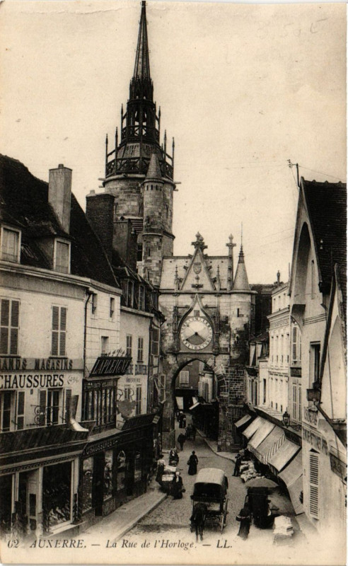 Carte postale ancienne Auxerre - La Rue de l'Horloge à Auxerre