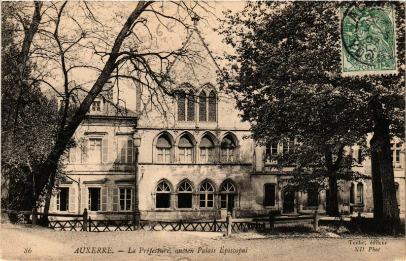 Carte postale ancienne Auxerre - La Prefecture ancien Palais Episcopal à Auxerre