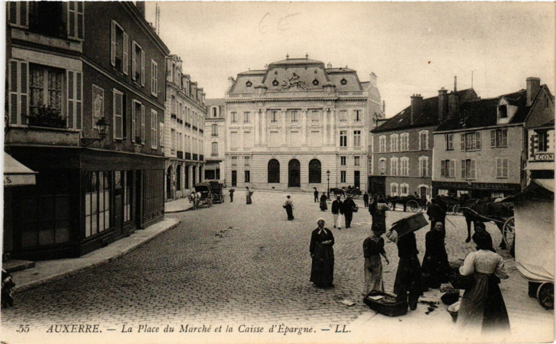 Carte postale ancienne Auxerre - La Place du Marché et la Caisse d'Epargne à Auxerre