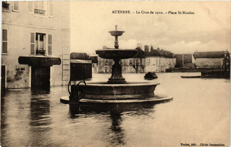 Carte postale ancienne Auxerre - La Crue de 1910 - Place Saint-Nicolas à Auxerre
