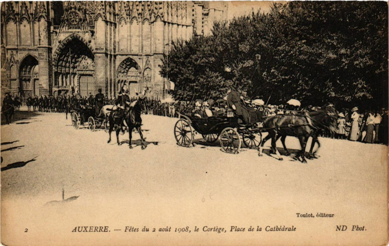 Carte postale ancienne Auxerre - Fetes du 2 aout 1908 le Cortege Place de la Cathédrale à Auxerre