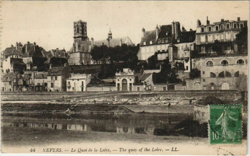 Carte postale ancienne Nevers Le Quai de la Loire à Nevers