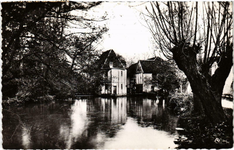 Carte postale ancienne Donzy Le Commandeur Nievre à Donzy