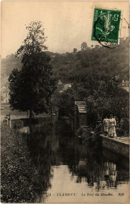 Carte postale ancienne Clamecy Le Bief du Moulin Nievre à Clamecy