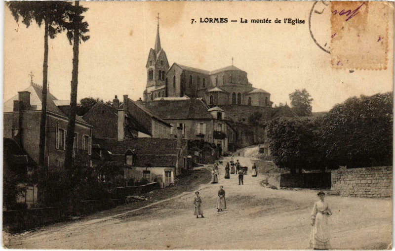 Carte postale ancienne Lormes La montée de l'Eglise Nievre à Lormes