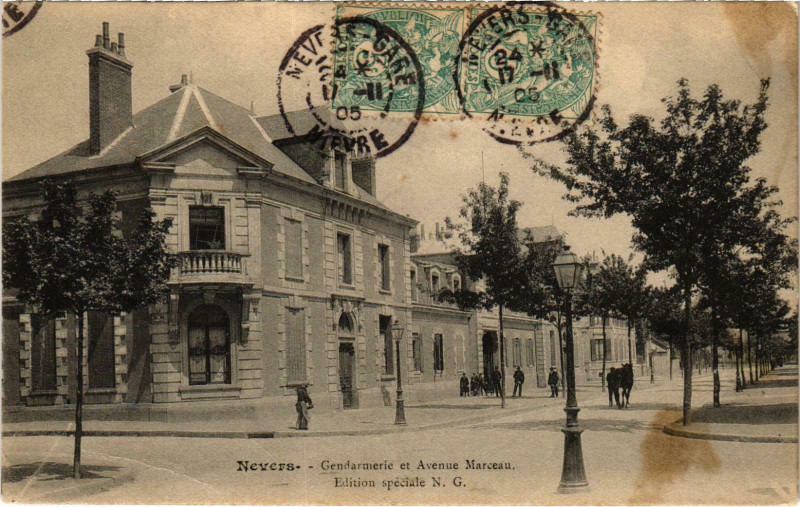 Carte postale ancienne Nevers Gendarmerie et avenue Marceau Nievre à Nevers