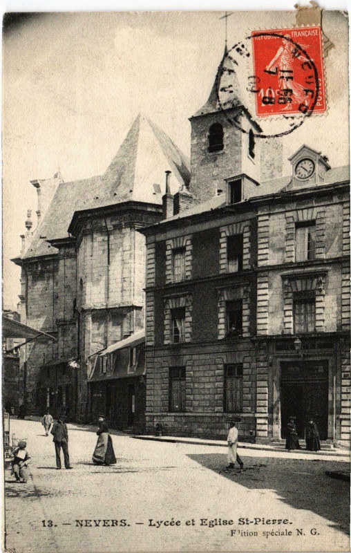 Carte postale ancienne Nevers Lycée et Eglise Saint-Pierre Nievre à Nevers