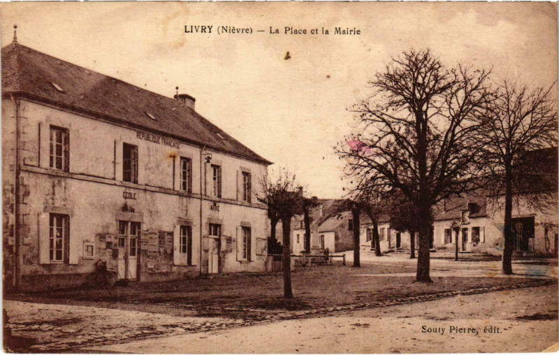 Carte postale ancienne Livry La Place et la Mairie Nievre à Livry