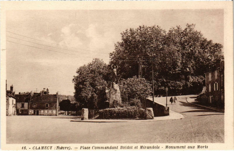 Carte postale ancienne Clamecy Place commandant Nievre à Clamecy
