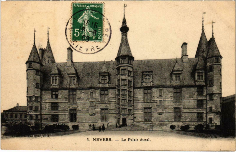 Carte postale ancienne Nevers Le Palais ducal Nievre à Nevers