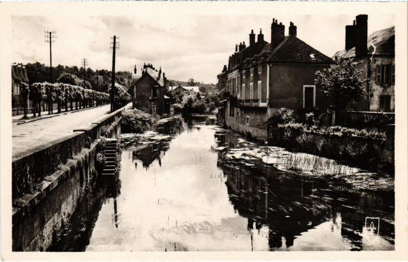 Carte postale ancienne Clamecy Le Beuvron et le Boulevard Misset Nievre à Clamecy