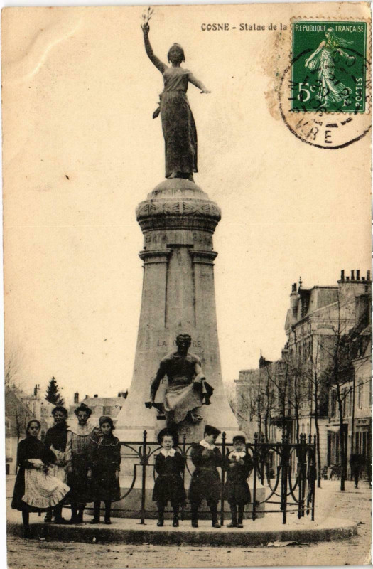 Carte postale ancienne Cosne statue Nievre