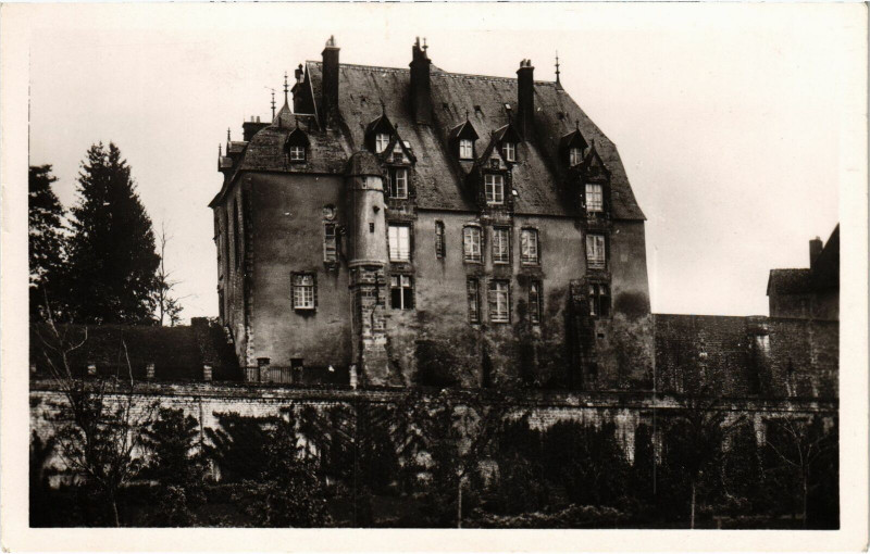 Carte postale ancienne Chatillon-en-Bazois Le Chateau Nievre à Châtillon-en-Bazois