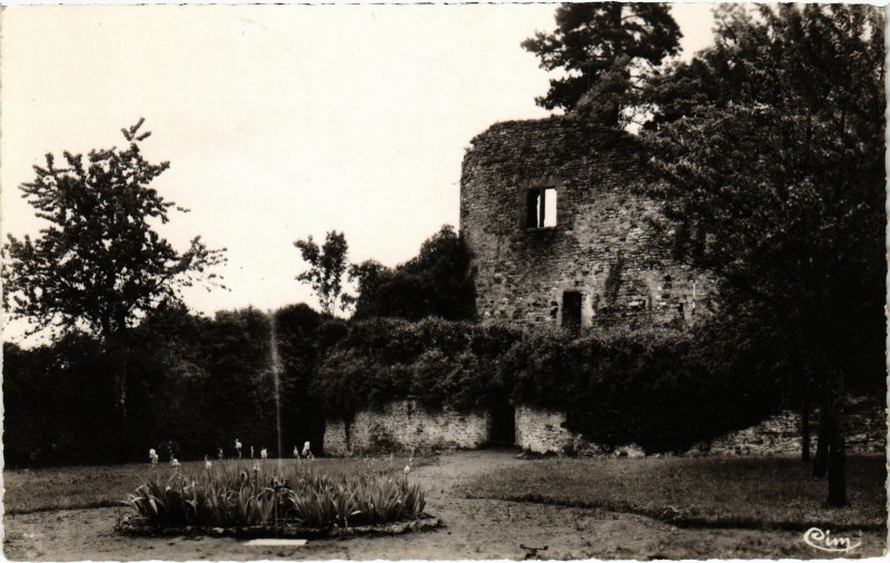 Carte postale ancienne Moulins-Engilbert ruines du Vieux Chateau Nievre à Moulins-Engilbert
