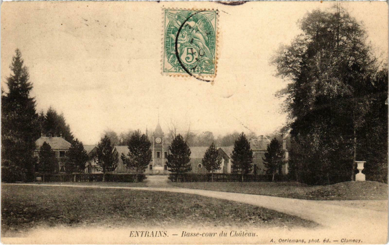 Carte postale ancienne Entrains Basse cour du Chateau Nievre