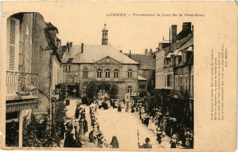 Carte postale ancienne Lormes Procession le jour de la Fete-Dieu à Lormes