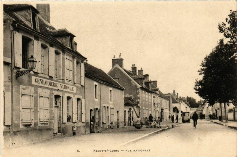 Carte postale ancienne Neuvy-sur-Loire Rue Nationale à Neuvy-sur-Loire
