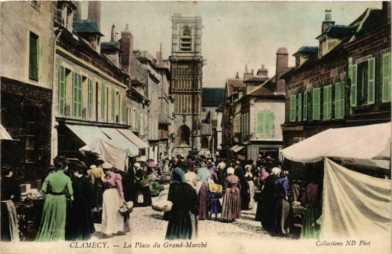 Carte postale ancienne Clamecy Place du Grand-Marché à Clamecy