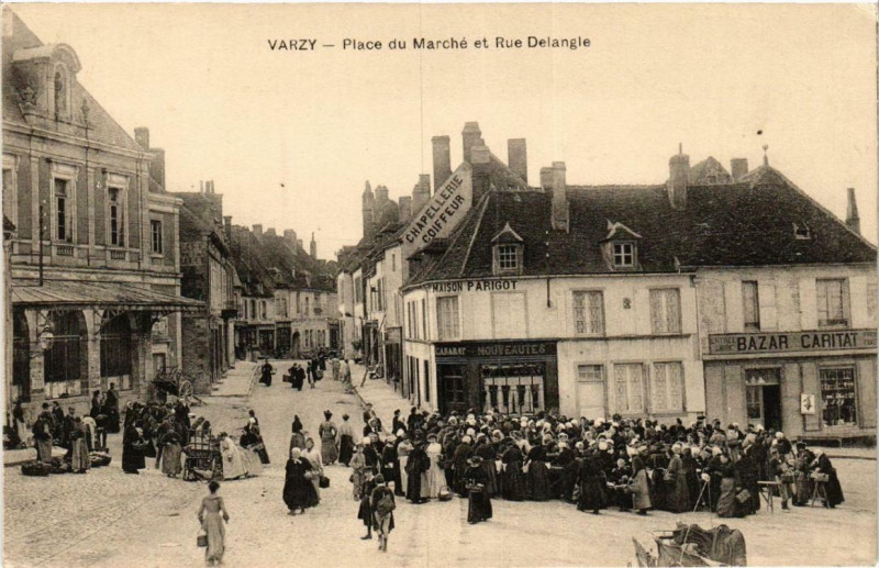 Carte postale ancienne Varzy Place du Marche et Rue Delangle à Varzy