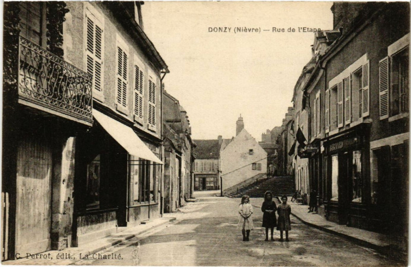 Carte postale ancienne Rue de l'Etape à Donzy