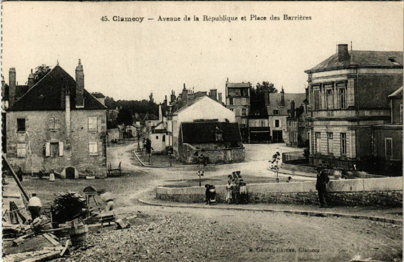 Carte postale ancienne Clamecy - Avenue de la Republique et Place des Barrieres à Clamecy