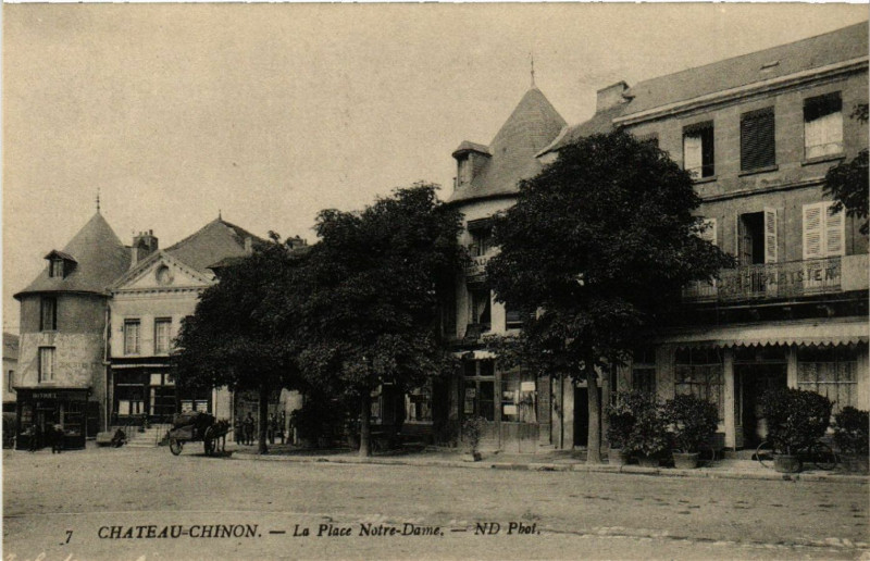 Carte postale ancienne Chateau-Chinon - La Place N.-D.