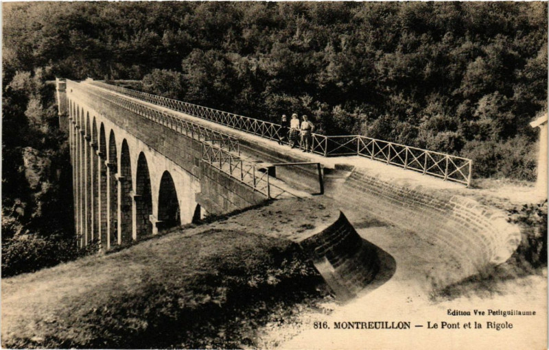 Carte postale ancienne Montreuillon - Le Pont et la Rigole à Montreuillon