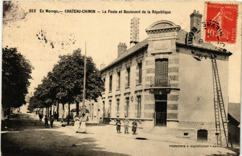 Carte postale ancienne En Morvan-Chateau-Chinon - La Poste et Boulevard de la Republique