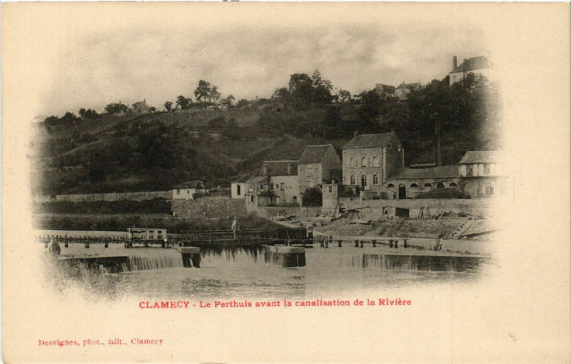 Carte postale ancienne Clamecy - Le Perthuis avant la canalisation de la Riviere à Clamecy