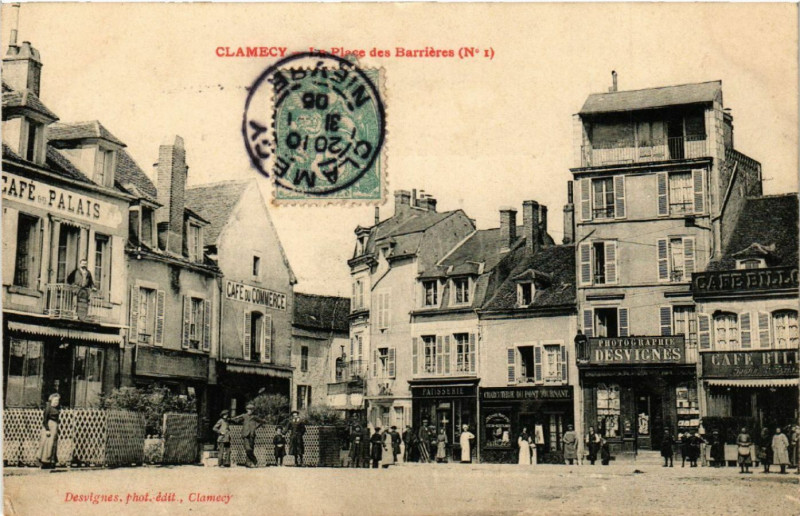 Carte postale ancienne Clamecy - La Place des Barrieres à Clamecy