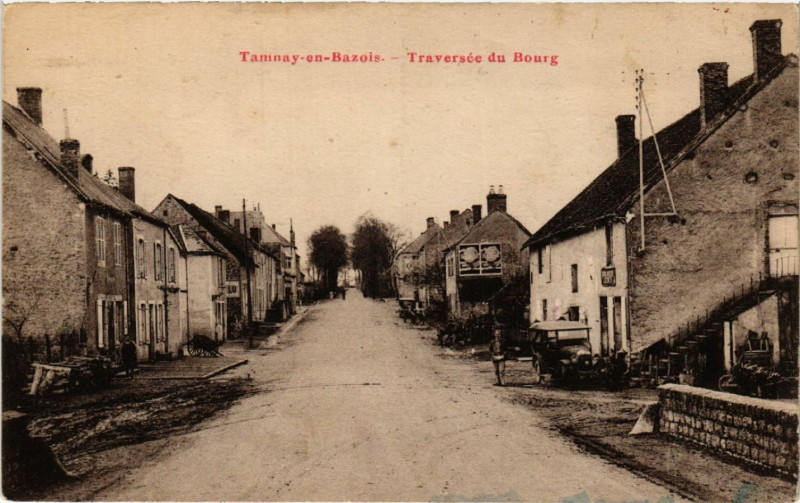 Carte postale ancienne Tannay-en-Bazois - Traversée du Bourg à Tannay