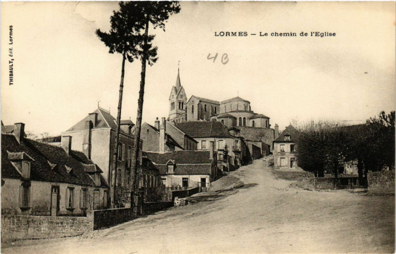 Carte postale ancienne Lormes - Le Chemin de l'Eglise à Lormes