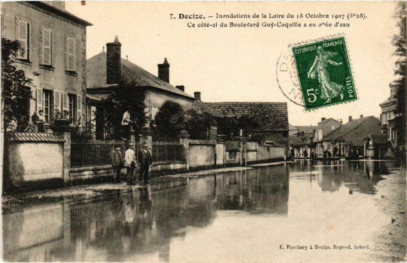 Carte postale ancienne Decise - Inondations de la Loire du 18 Octobre 1907