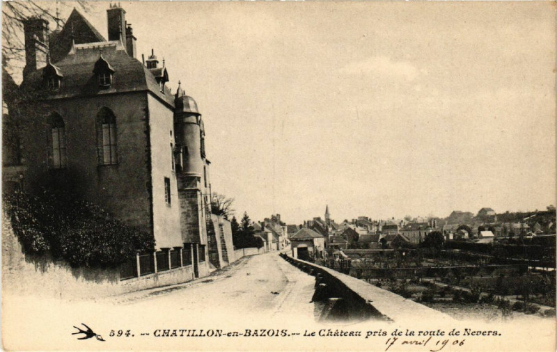 Carte postale ancienne Chatillon-en-Bazois - Le Chateau pris de la route de Nevers à Châtillon-en-Bazois