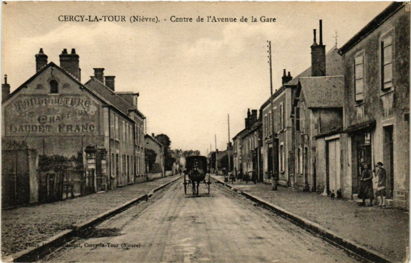 Carte postale ancienne Cercy-la-Tour - Centre de l'Avenue de la Gare à Cercy-la-Tour