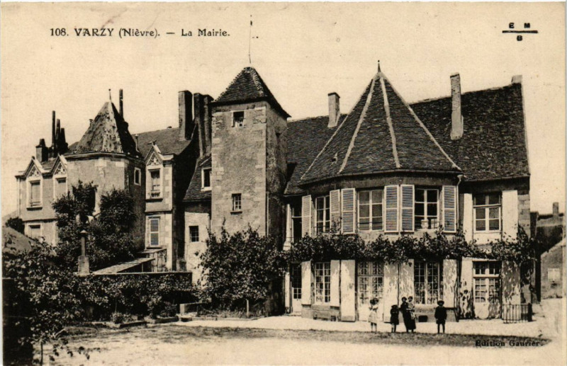 Carte postale ancienne Varzy - La Mairie à Varzy