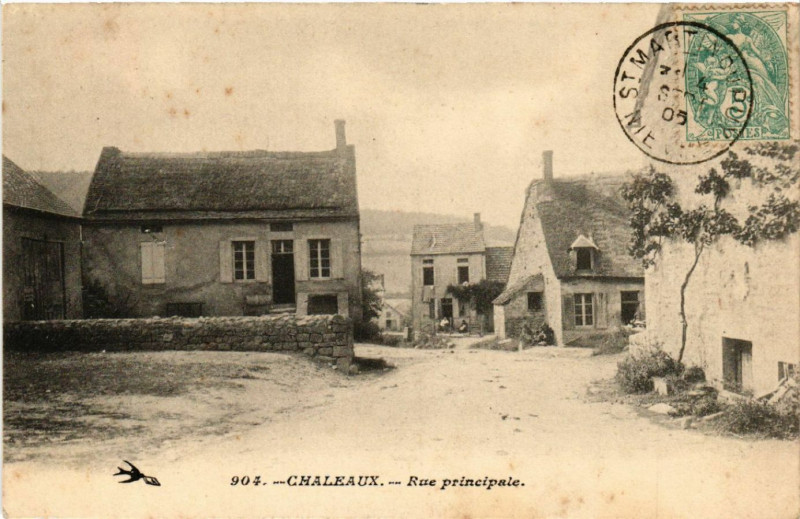 Carte postale ancienne Chaleaux - Rue principale