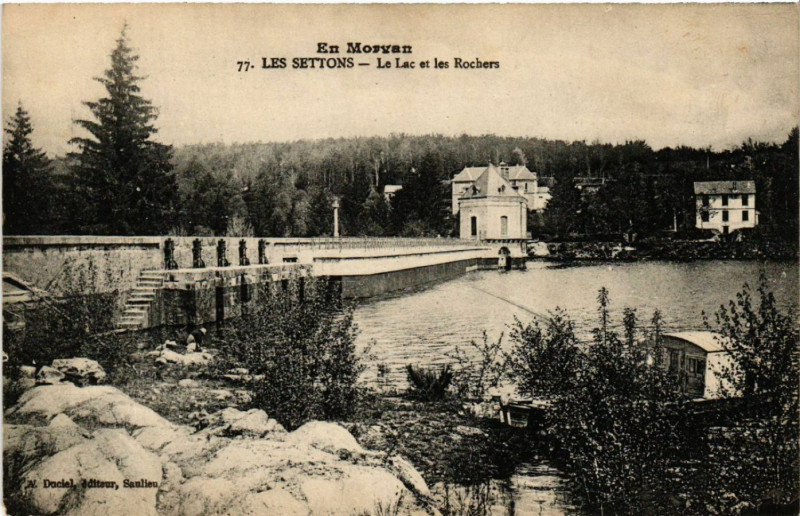 Carte postale ancienne En Morvan - Les Settons - Le Lac et les Rochers