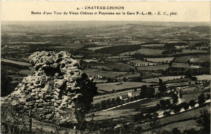 Carte postale ancienne Chateau-Chinon Restes d'une Tour du Vieux Chateau et Panorama sur