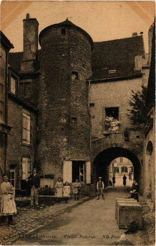 Carte postale ancienne Lannay - Vieille Poterne à Annay