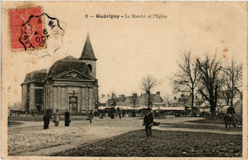 Carte postale ancienne Guerigny - Le Marche et l'Eglise à Guérigny